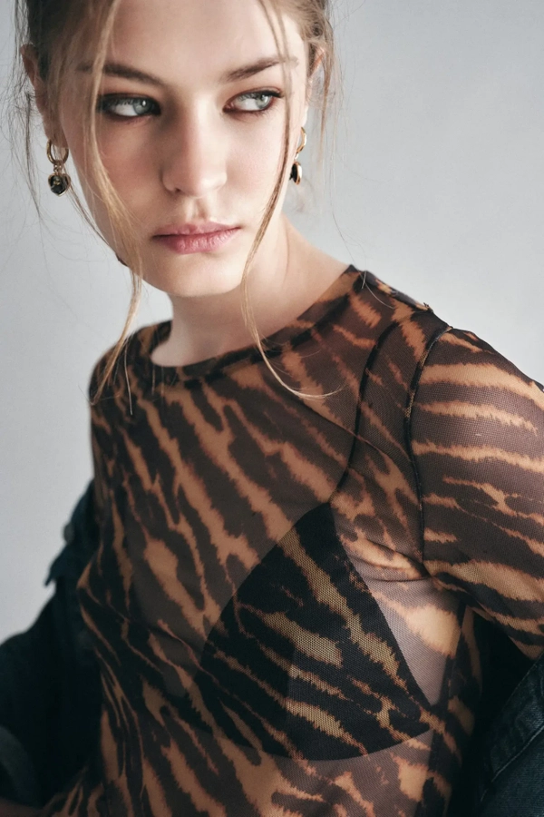 remera mesh animal cebra